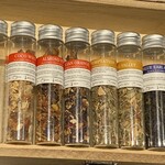 Quatre-vingt-douze - ハーブティーを選ぶときに、香りを確認するための茶葉サンプルを持ってきてくれる