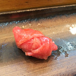 寿司栄 - マグロのミルフィーユ。うすーいマグロを5枚ほど重ねています。とろける！