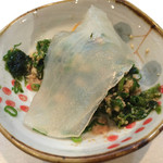 寿司栄 - 薄造りのカワハギを巻いていただきます！