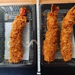 とんかつ まい泉 グランスタ東京店 - 『大きいエビフライ』。長さは、中央のメジャー参照：2025/12/18