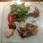 ビストロ　アギャット - 蝦夷鹿のパテ　鴨ハムとラフランス　鶏レバーのコンフィ　彩のピクルス達と有機野菜のサラダ仕立て