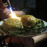 SAISON - パイ包み焼きにハーブを炙って。