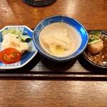 釜めし菜時記 さき亭 - 前菜三種盛り合わせは、ポテトサラダ、辣白菜（酸っぱ辛い白菜、中華の定番）、さといもの牛肉そぼろあんかけ