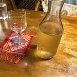 トニーズピザ - 白ワイン　デキャンタ¥1500