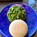 KEI Collection PARIS - MONAKA.FOLE GRAS. PERSIMMON, PISTACHIO 
                                最中フォアグラ あんぽ柿ビスタチオ1800円　フォアグラ、ブランデーで味付けしたあんぽ柿、柿の種、いぶりがっこ。