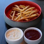 KEI Collection PARIS - FRENCH FRIES ポム フリット　900円　サワークリーム　トマトとパイナップルのソース。