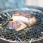 KEI Collection PARIS - ステーキは牧草と香草で瞬間燻製。