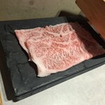 しゃぶしゃぶれたす 渋谷センター街店 - 黒毛和牛サーロインのしゃぶしゃぶ肉の1皿目です。