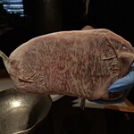 しゃぶしゃぶれたす 渋谷センター街店 - 女性スタッフが見せてくれた、北海道産の黒毛和牛サーロインのしゃぶしゃぶ肉のブロックです。見事な霜降り具合でした。