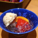 日本料理 幸庵 - 苺、柿、コアントローゼリー、無花果とラムレーズンのアイス添え