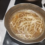 しゃぶしゃぶれたす - しゃぶしゃぶのスープの中で煮ている稲庭うどんです。