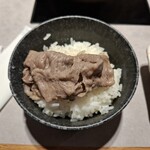 しゃぶしゃぶれたす - しゃぶしゃぶのスープで調理した黒毛和牛サーロインのしゃぶしゃぶ肉を、白いご飯の上にのせた様子です。