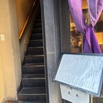 金子屋 - こちらの階段から