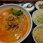 Shintenchi - 担々麺定食：880円