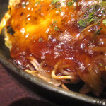 広島風お好み焼き れんが亭 - チラリと見えるはカリカリ極細タイプの生麺。