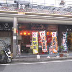 広島風お好み焼き れんが亭 - 大箱＋景品交換所と忙しいのに左に宅配用バイクもあります。
