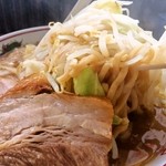 武蔵 - 麺は中太縮れ麺