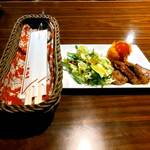 北極星 - 牛ハラミステーキとカニクリームコロッケにサラダが添えられて