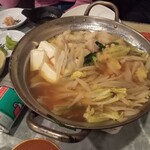 奈良駅前応援団 大分からあげと鉄板焼 勝男 - すいません、一回取り分けた後の写真です。スレでもゴボウはたくさんあります。