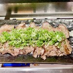 すしと串カツ酒場 うおみ - ネギ塩牛タン