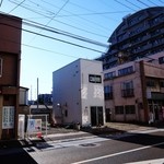 真ん中の建物です