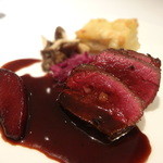 タテル ヨシノ ビズ  - シュヴルイユ　鹿肉のグラン・ヴヌール風