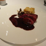 シュヴルイユ　鹿肉のグラン・ヴヌール風