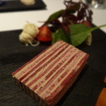 タテル ヨシノ ビズ  - ルクルス　スモークした牛タンとフォアグラ　ミルフィーユ仕立て