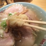 肉そば（麺持ち上げ）