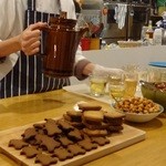 サンデーベイクショップ - 2014.11  イベント　　店主のサーブ、お菓子と