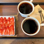 清水堂ベーカリー - Fully Topped Strawberry Fromage Cake（19,000ウォン）、コーヒー（6,800ウォン×2）