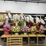 麺屋 二周目 - カウンターの花々