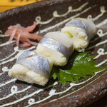 郷土料理 大衆割烹 ほづみ亭 - まる寿司　おカラを酢シメした魚（小肌？）で巻いたモノ