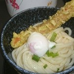 日の出製麺所 - 冷たいぶっかけだしにちくわ天&温泉卵プラス