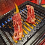 大阪町焼肉 しんちゃん - 骨付きバラ（カルビ）1枚からオーダー299円