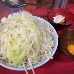 ラーメン二郎 - ラーメン小　ヤサイマシマシ　ニンニク　カタメ　ウスメ　ウズラ　生卵