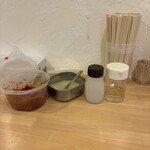 背油豚骨らぁ麺 仁家 - 卓上。お酢、コショウ、にんにく、しっとり唐辛子