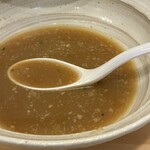 背油豚骨らぁ麺 仁家 - 矜持を感じるスープです。