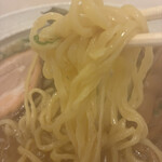 背油豚骨らぁ麺 仁家 - 表面がつるん。