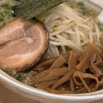 背油豚骨らぁ麺 仁家 - ラーメン¥750に自家製メンマ¥150を。