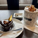 レパコ - 料理写真:「サンクショコラ」(734円)と「キャラメルマキアート ホイップクリームトッピング」(671円)