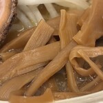 背油豚骨らぁ麺 仁家 - コリコリとシャクシャクが混じる。
甘辛でラーメンの味わいを底上げ。