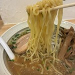 背油豚骨らぁ麺 仁家 - 麺です。