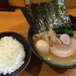 横浜ラーメン てっぺん家 - ラーメン＋味玉（クーポンサービス）＋ライス