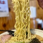 らーめん健心 - 中太ちぢれ麺をリフトUP⤴️
