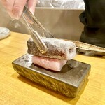 炉ノ鳥 - 金目鯛は皮目を炭で炙ってくれる
