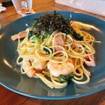 CAFE＆BAR SUNNY PLACE - エビとほうれん草とベーコンの和風パスタ
