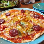 CAFE＆BAR SUNNY PLACE - ベーコンとサラミとパプリカのピザ