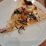 肉と石釜ピザのイタリアン Pizzacozou - ピザ（取り分け後）