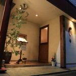 ラ・ヴェーナ・デル・レンニョ - ”vena”はイタリア語で”柄”、”legno”は”樹”、”del”は英語で”of”を意味します。つまり”vena del legno”とは”木目”のこと